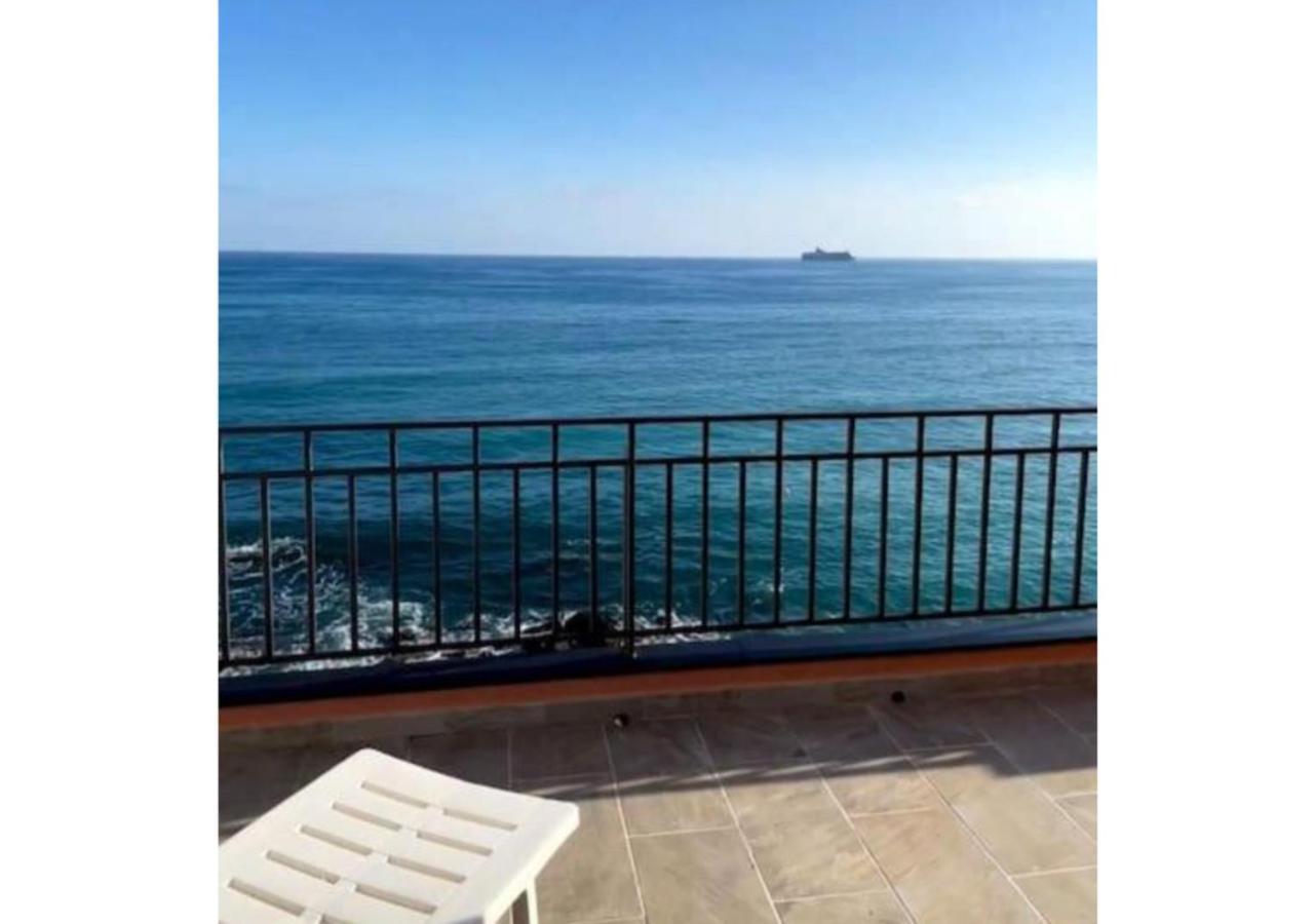 Comodissimo Gaslini E Mare Genoa Bagian luar foto