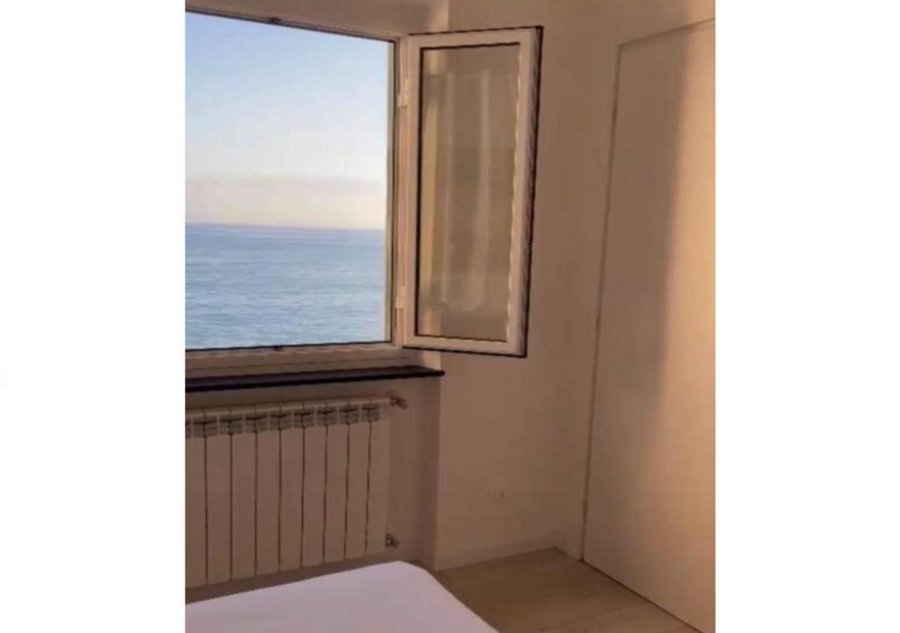 Comodissimo Gaslini E Mare Genoa Bagian luar foto